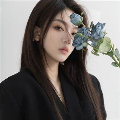 照片中的女孩